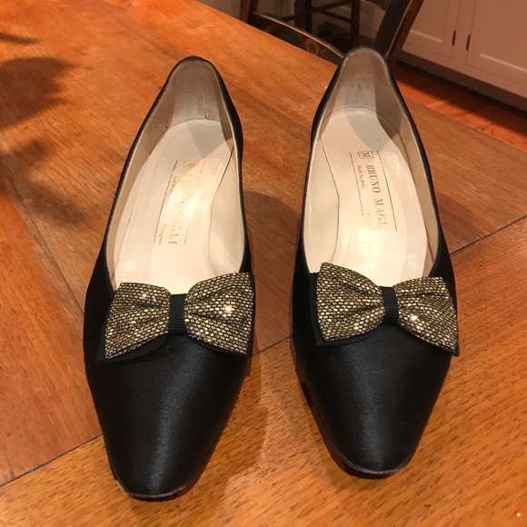🔥5/20 SALE Beautiful Black Satin Bruno Magli Heels - Picture 2 of 8